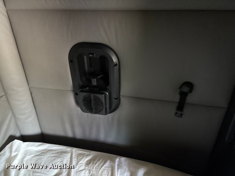 image for item YA4248 2020 Freightliner Cascadia semi truck