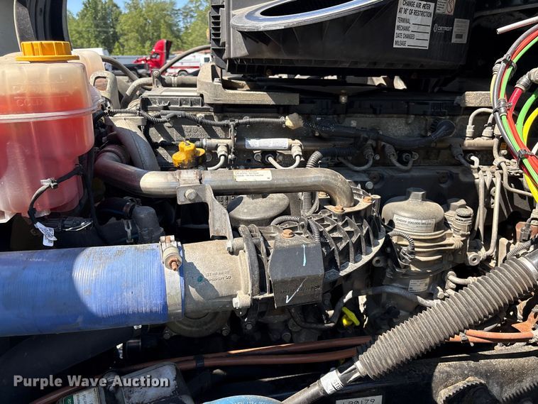 image for item YA4248 2020 Freightliner Cascadia semi truck