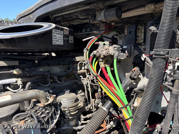 image for item YA4248 2020 Freightliner Cascadia semi truck