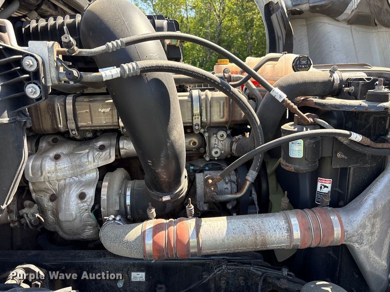 image for item YA4248 2020 Freightliner Cascadia semi truck