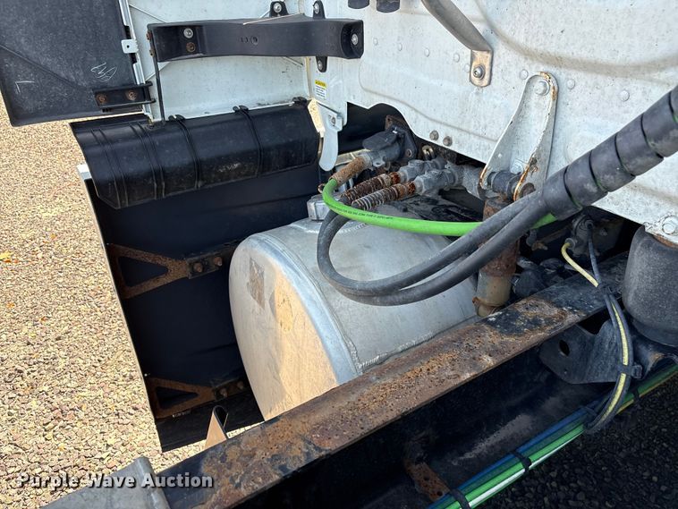 image for item YA4248 2020 Freightliner Cascadia semi truck