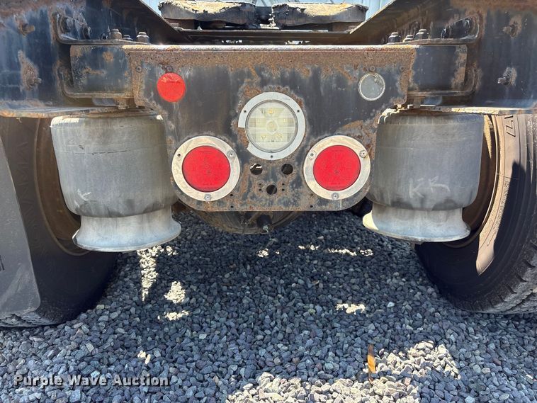 image for item YA4248 2020 Freightliner Cascadia semi truck