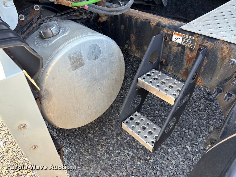 image for item YA4248 2020 Freightliner Cascadia semi truck