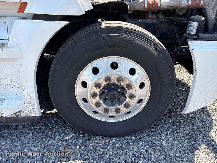 image for item YA4248 2020 Freightliner Cascadia semi truck