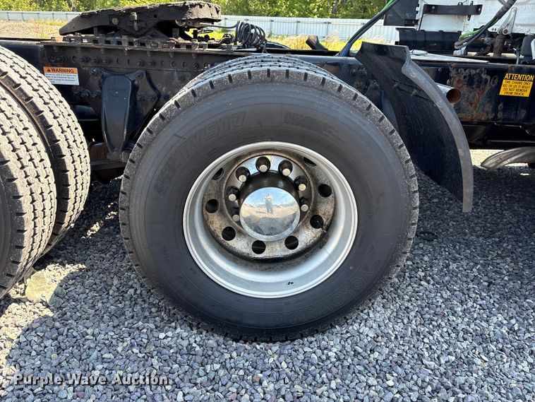 image for item YA4248 2020 Freightliner Cascadia semi truck