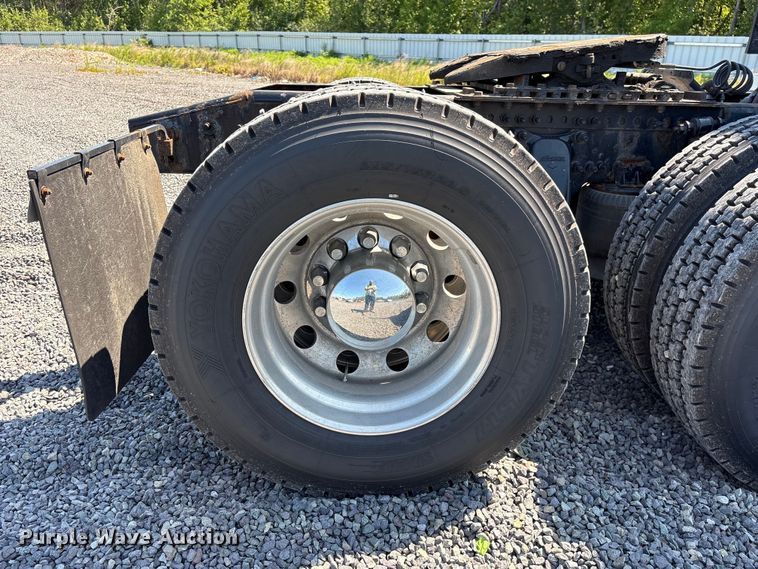 image for item YA4248 2020 Freightliner Cascadia semi truck