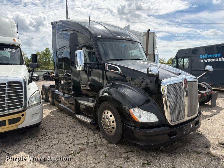 image for item YA4341 2020 Kenworth T680 semi truck