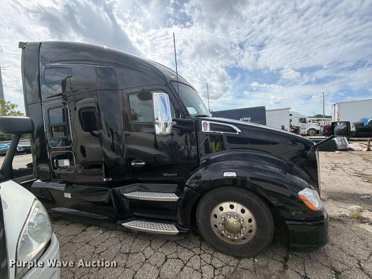image for item YA4341 2020 Kenworth T680 semi truck