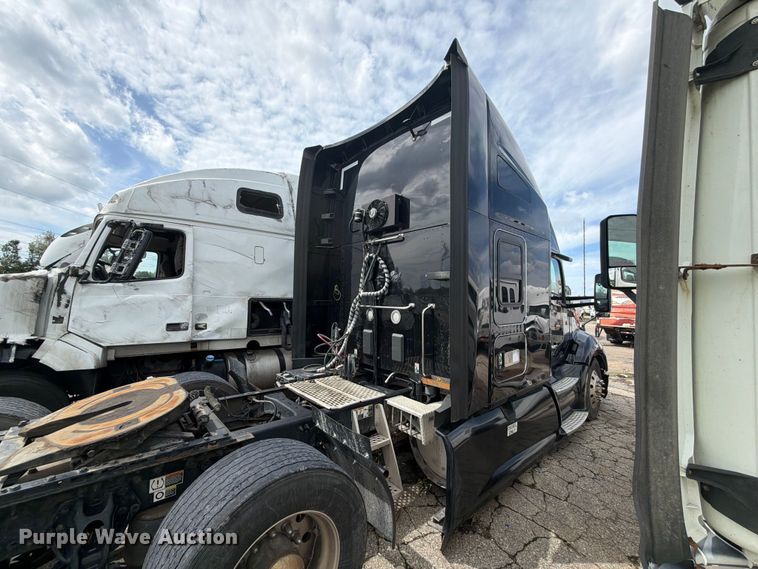image for item YA4341 2020 Kenworth T680 semi truck