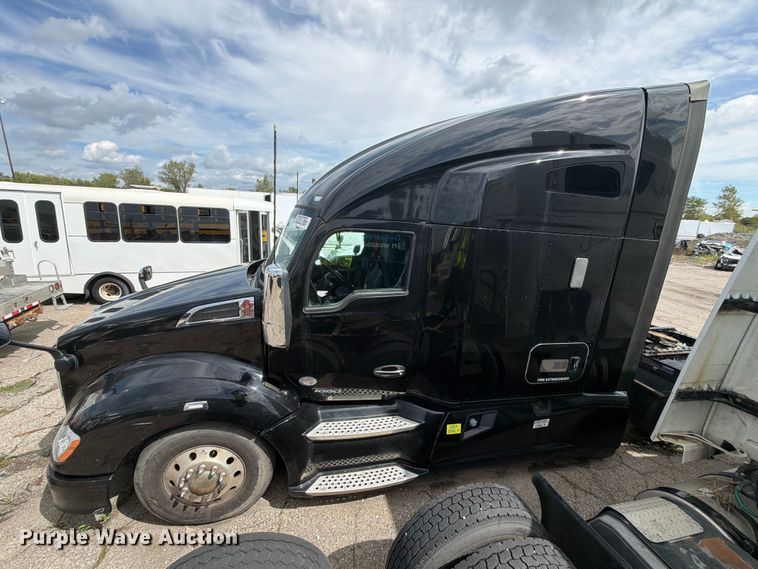 image for item YA4341 2020 Kenworth T680 semi truck