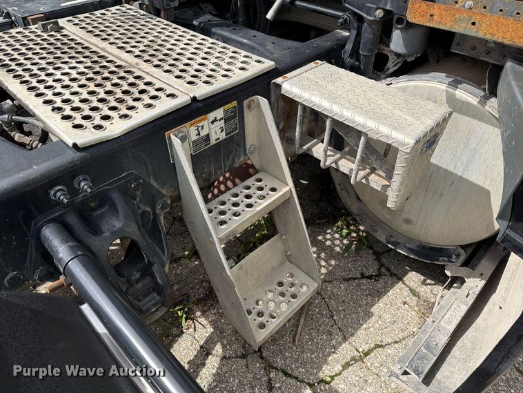 image for item YA4341 2020 Kenworth T680 semi truck