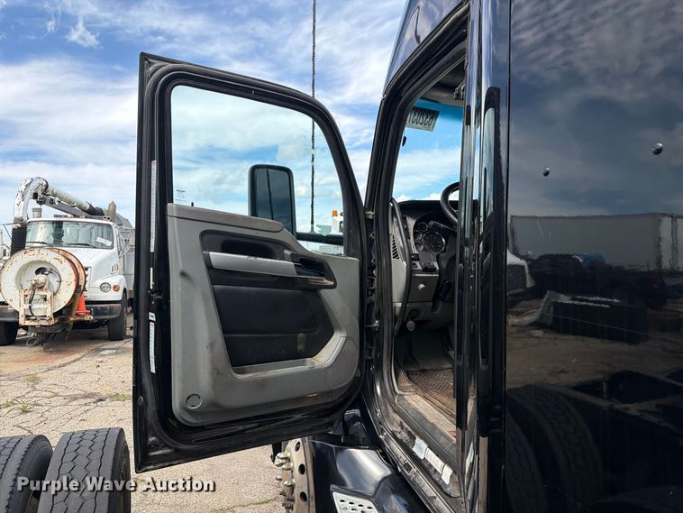 image for item YA4341 2020 Kenworth T680 semi truck