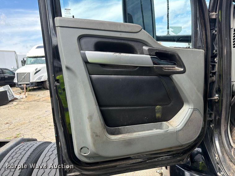 image for item YA4341 2020 Kenworth T680 semi truck