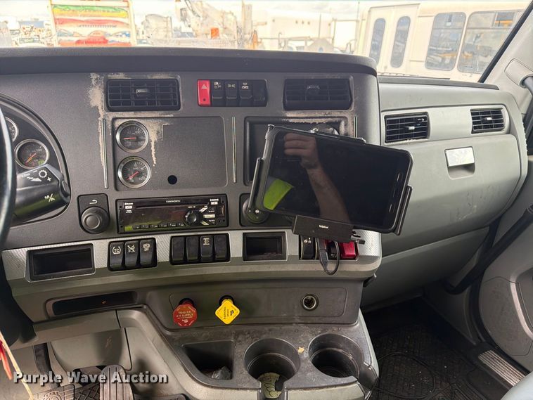 image for item YA4341 2020 Kenworth T680 semi truck