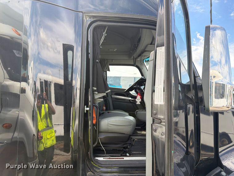 image for item YA4341 2020 Kenworth T680 semi truck
