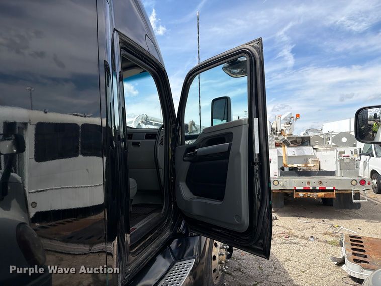 image for item YA4341 2020 Kenworth T680 semi truck