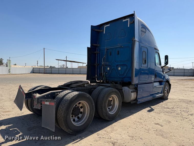 image for item YA4936 2019 Freightliner Cascadia 126 semi truck