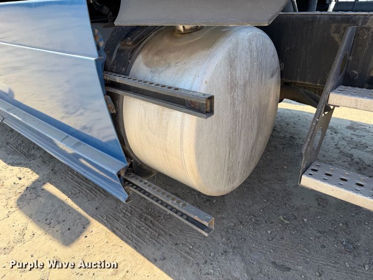 image for item YA4936 2019 Freightliner Cascadia 126 semi truck