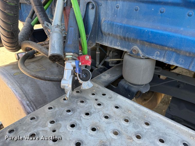 image for item YA4936 2019 Freightliner Cascadia 126 semi truck