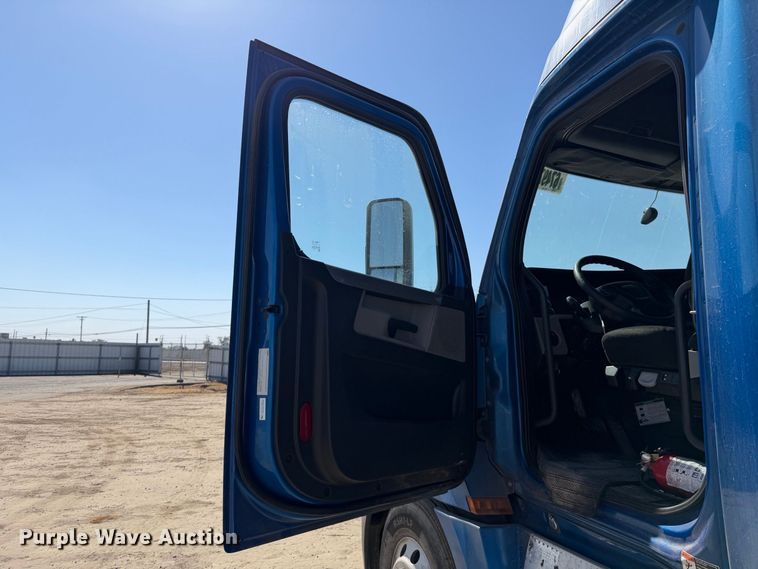 image for item YA4936 2019 Freightliner Cascadia 126 semi truck