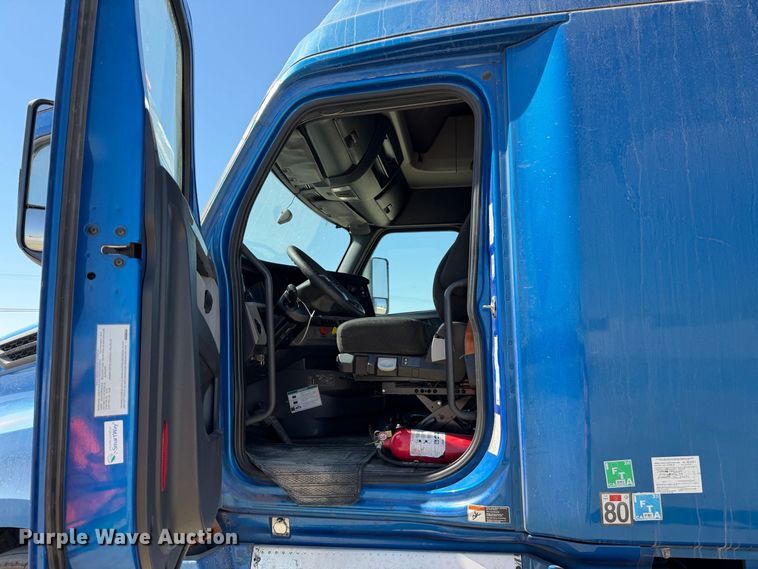 image for item YA4936 2019 Freightliner Cascadia 126 semi truck
