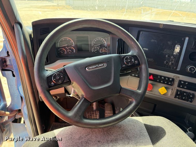 image for item YA4936 2019 Freightliner Cascadia 126 semi truck