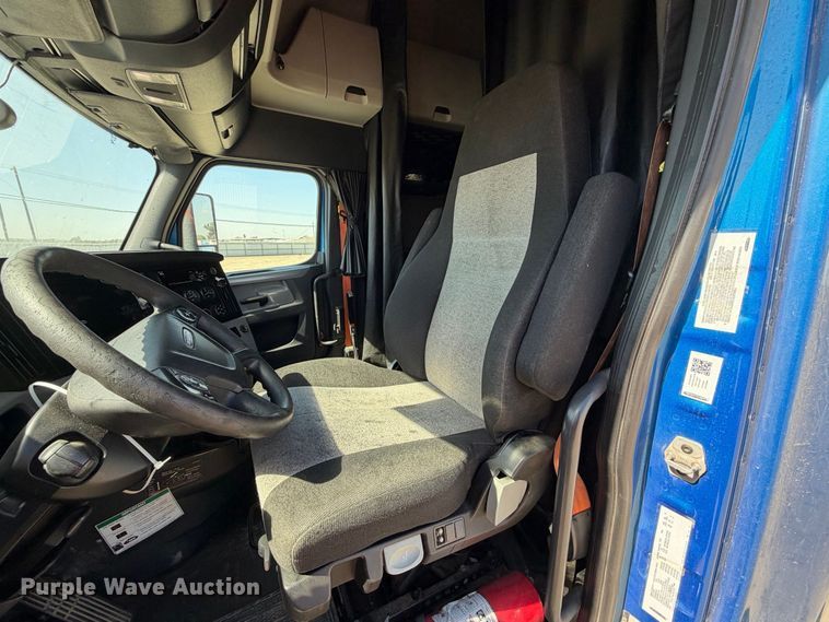 image for item YA4936 2019 Freightliner Cascadia 126 semi truck