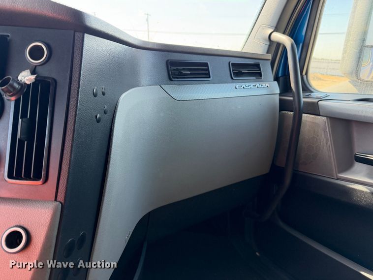 image for item YA4936 2019 Freightliner Cascadia 126 semi truck