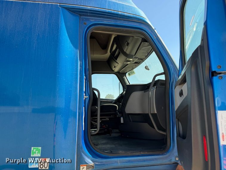 image for item YA4936 2019 Freightliner Cascadia 126 semi truck