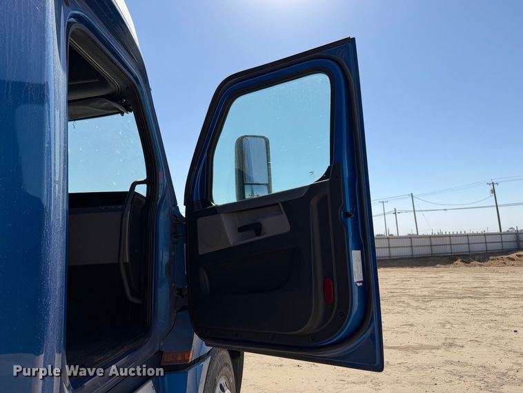 image for item YA4936 2019 Freightliner Cascadia 126 semi truck