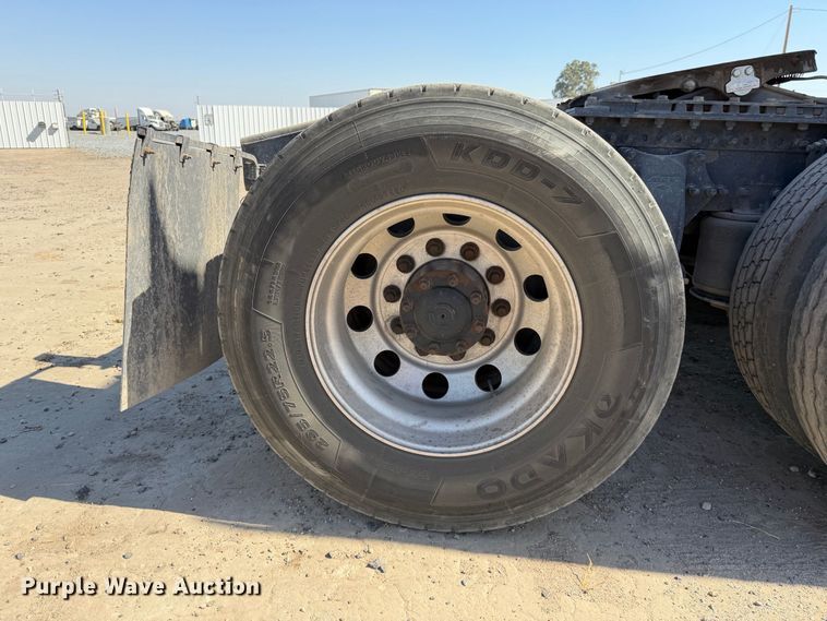 image for item YA4936 2019 Freightliner Cascadia 126 semi truck