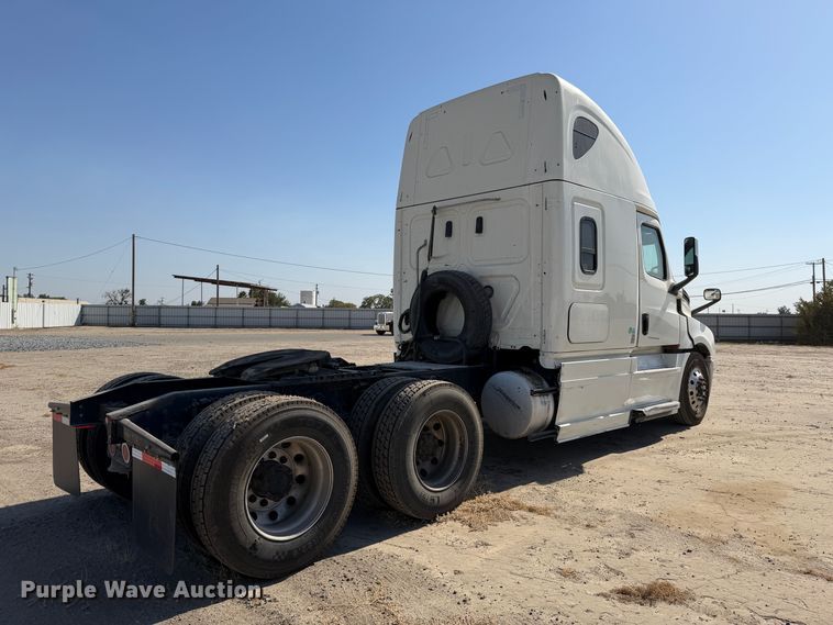 2019 Freightliner Cascadia 126
