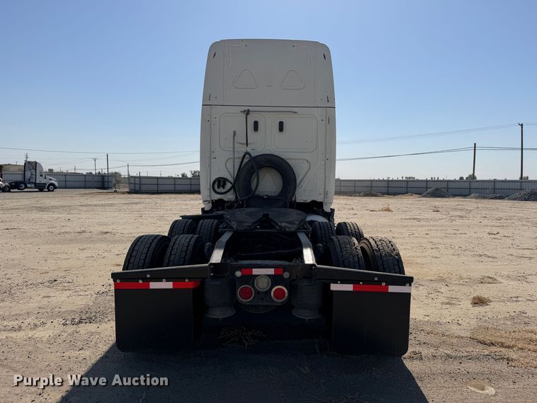 2019 Freightliner Cascadia 126