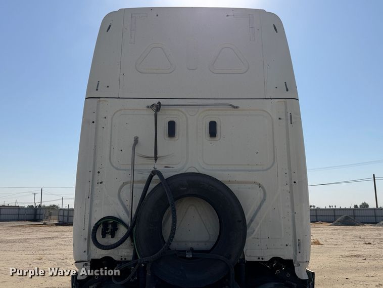 2019 Freightliner Cascadia 126