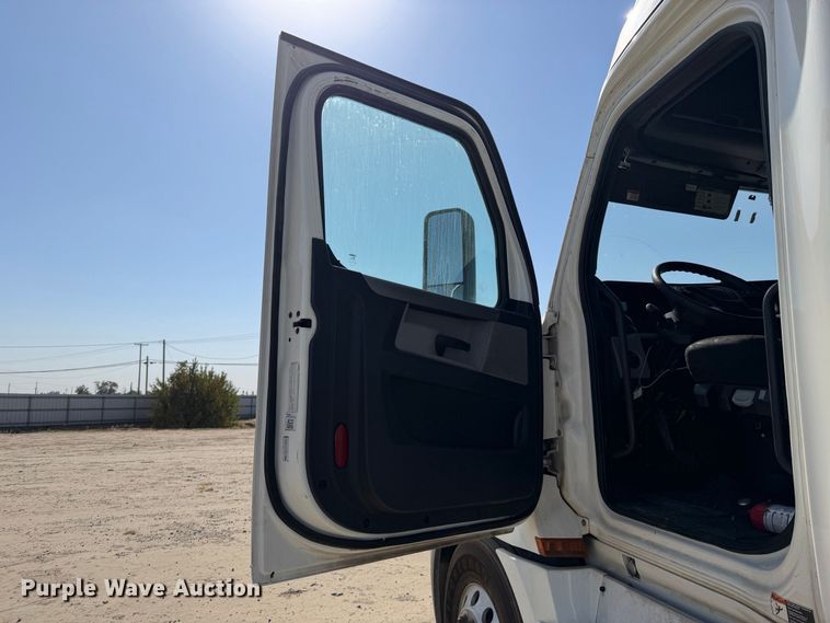 2019 Freightliner Cascadia 126