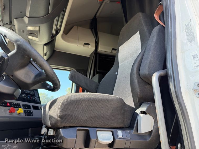 2019 Freightliner Cascadia 126