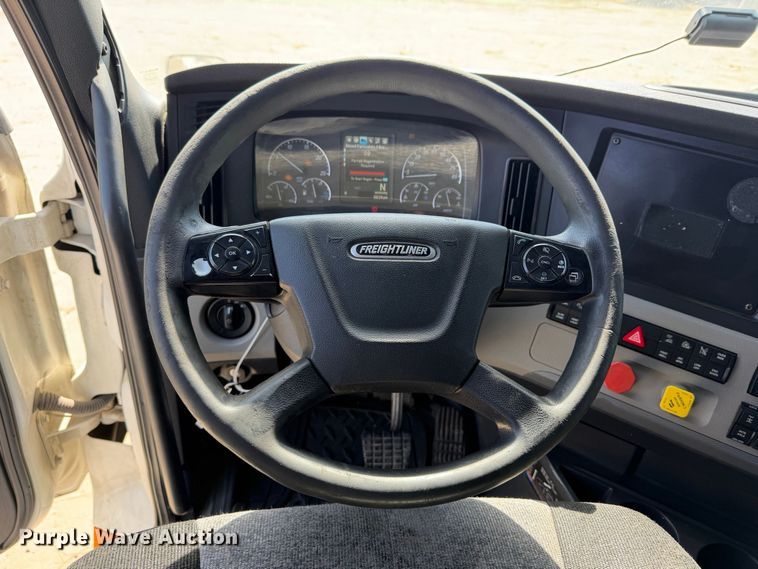 2019 Freightliner Cascadia 126