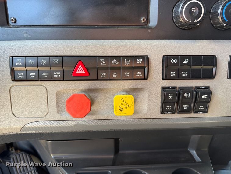 2019 Freightliner Cascadia 126