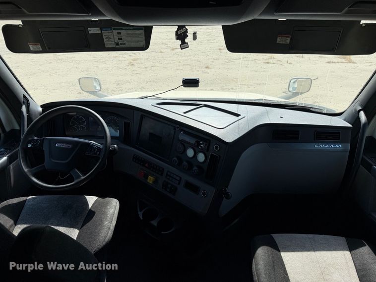 2019 Freightliner Cascadia 126
