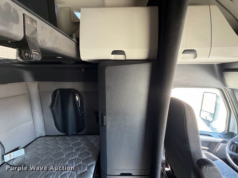 2019 Freightliner Cascadia 126