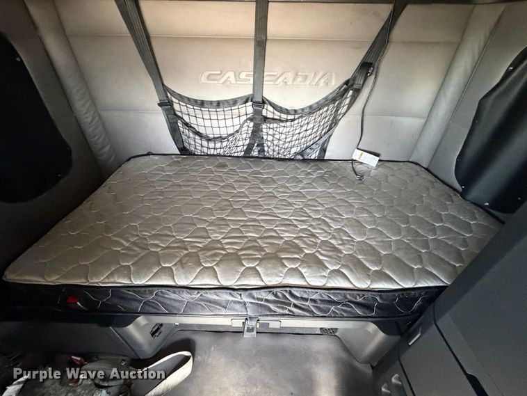 2019 Freightliner Cascadia 126