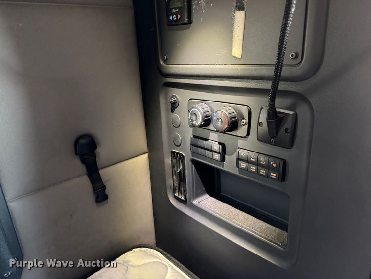 2019 Freightliner Cascadia 126