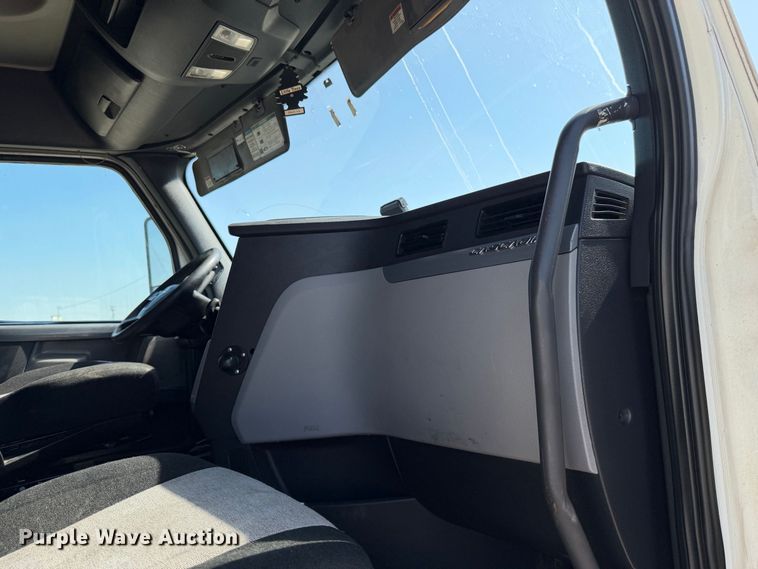 2019 Freightliner Cascadia 126