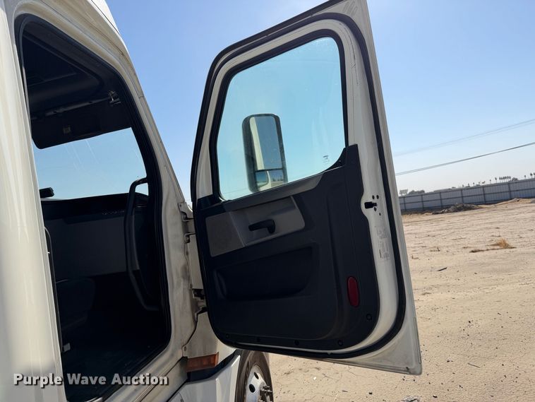 2019 Freightliner Cascadia 126