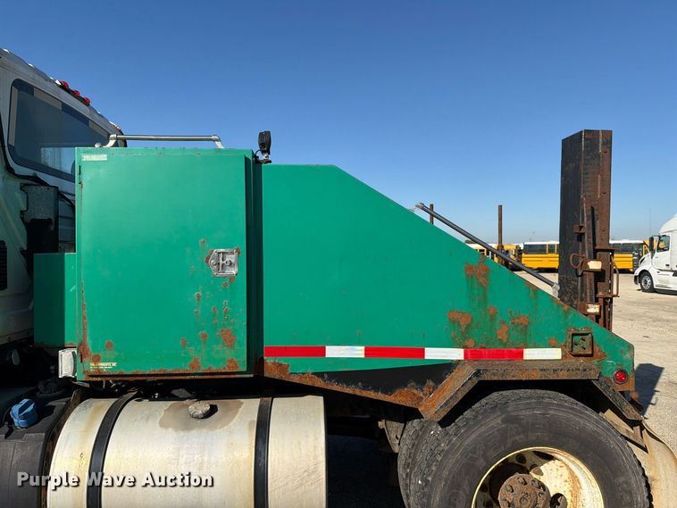 image for item YA5138 2016 International 8600 toter truck