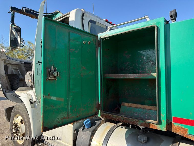 image for item YA5138 2016 International 8600 toter truck
