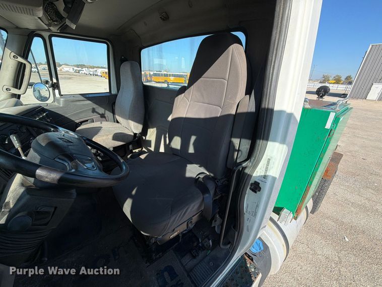 image for item YA5138 2016 International 8600 toter truck