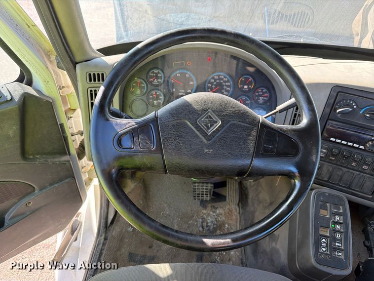 image for item YA5138 2016 International 8600 toter truck