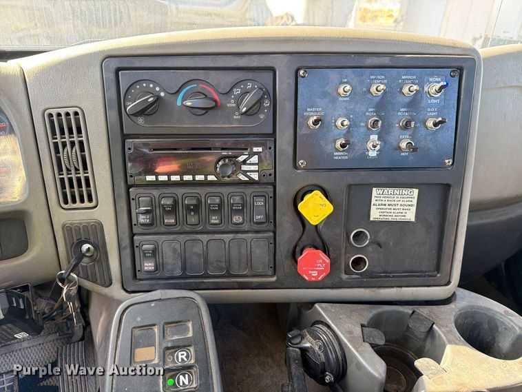image for item YA5138 2016 International 8600 toter truck