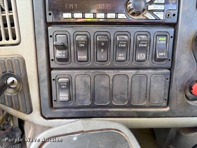 image for item YA5138 2016 International 8600 toter truck